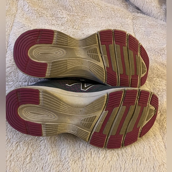 New Balance | Size 7.5 | Grey and Fusia - Picture 4 of 5